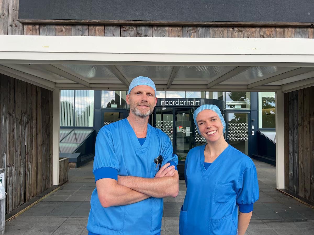 dokter-jeunen-met-dokter-pingnet-rechts-die-de-superspecialisatie-zal-volgen-en-zo-tot-de-europese-top-kan-horen.jpg